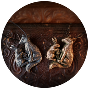 lapin, renard et fleur amulet.