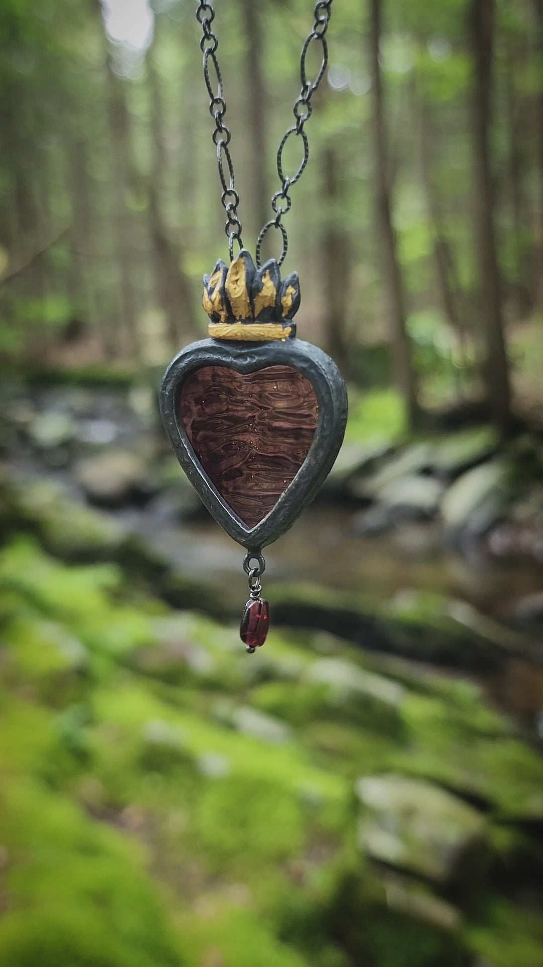 oro fiammato granato - sacred heart amulet