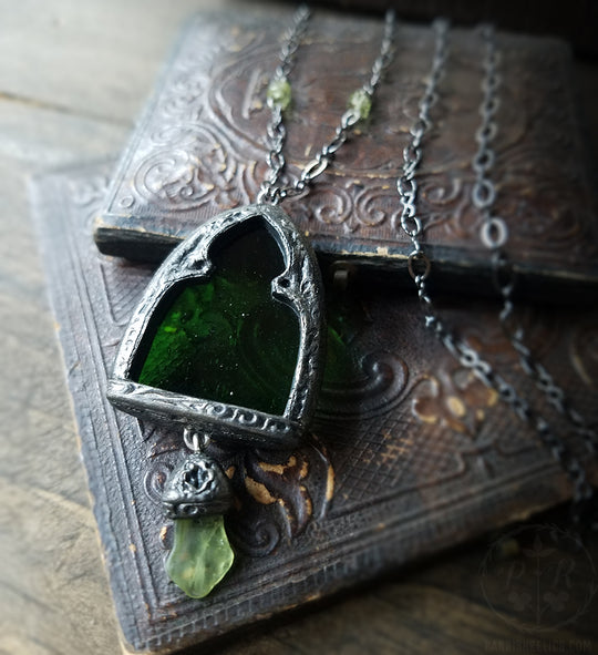 Arch of Ériu ~ Stained Glass Amulet