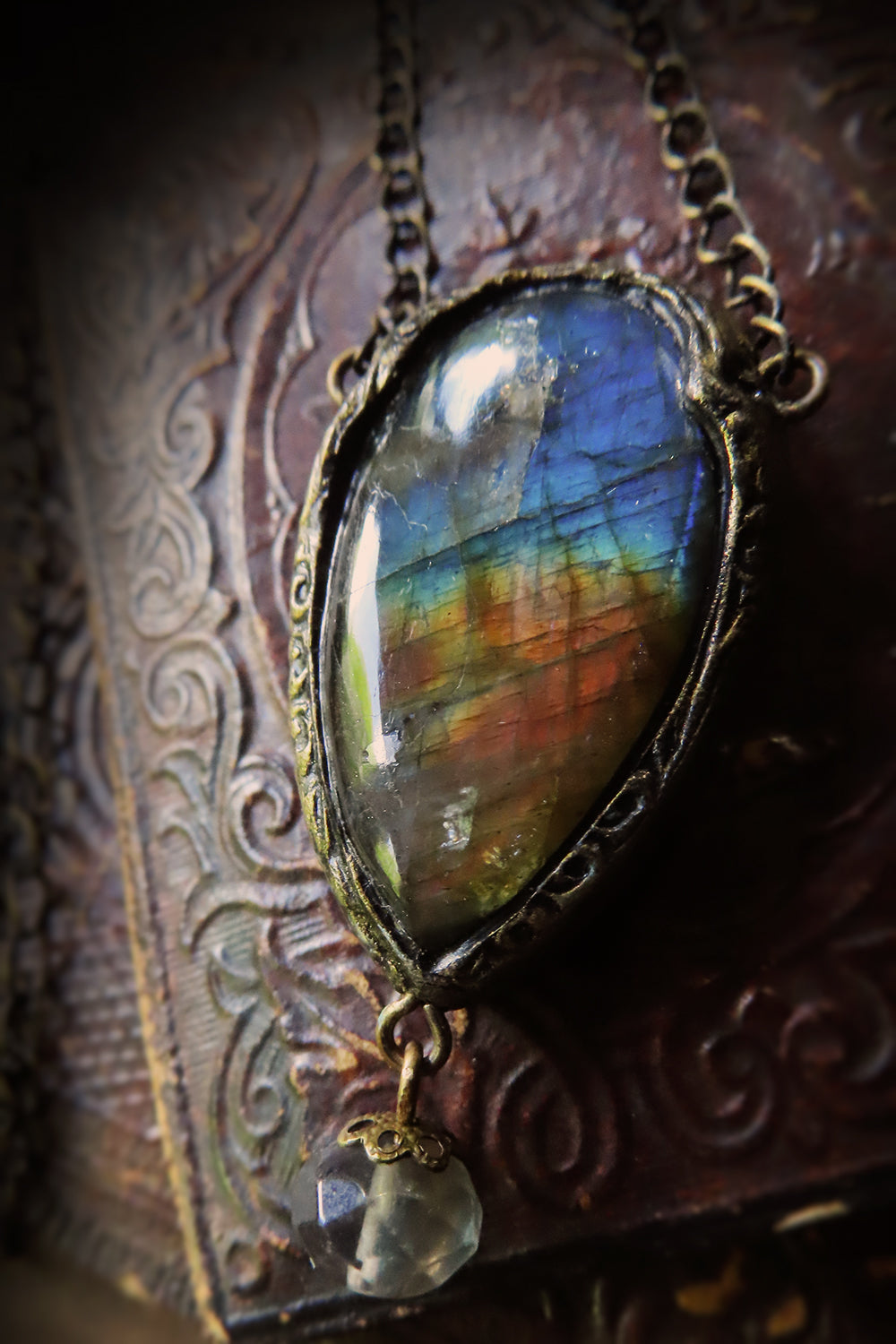 ignis āerium ~ Gothic Arch Labradorite Amulet – Parrish Relics
