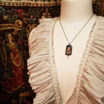 il barbagianni - venetian gothic window amulet