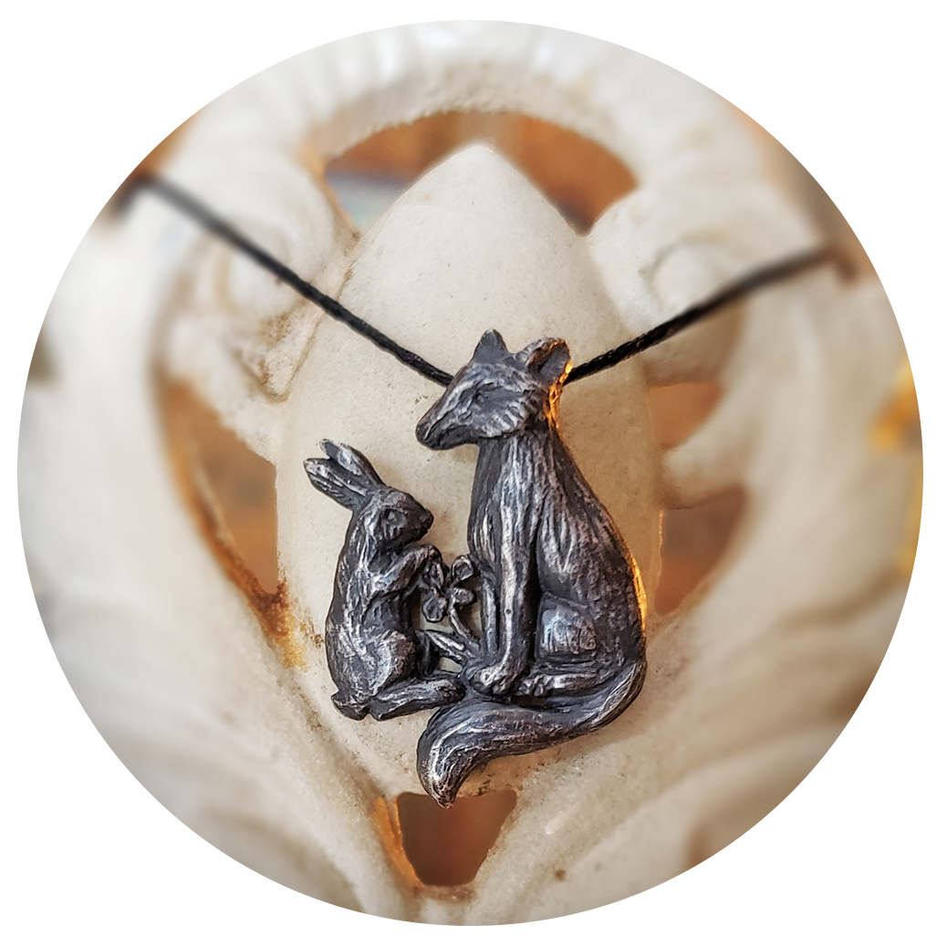 lapin, renard et fleur amulet.