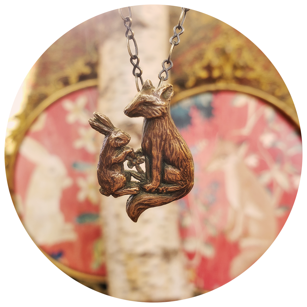 lapin, renard et fleur amulet.