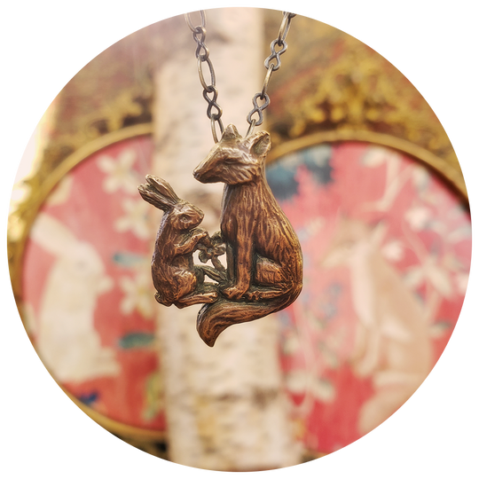 lapin, renard et fleur amulet.