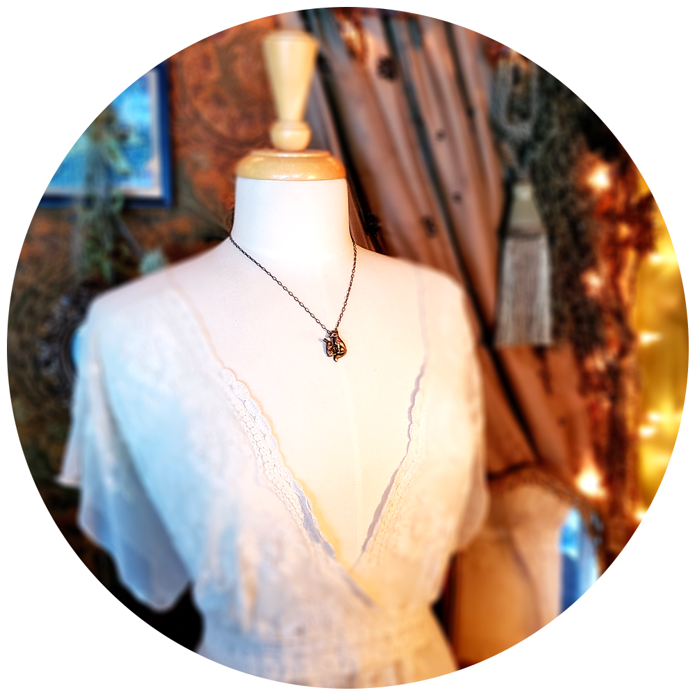 lapin, renard et fleur amulet.