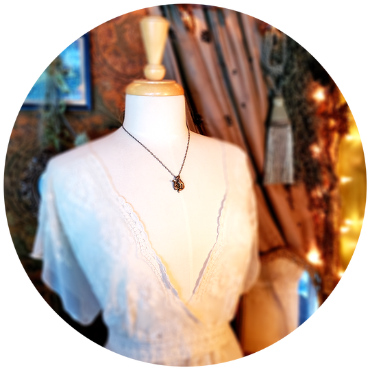 lapin, renard et fleur amulet.